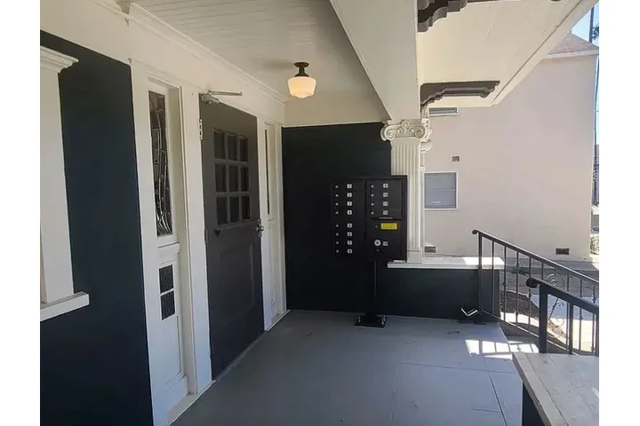 $1450 : 1 bed Apartment for rent in LA image 2