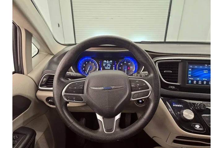 $15998 : Chrysler Voyager 2020 LXi 4d image 10