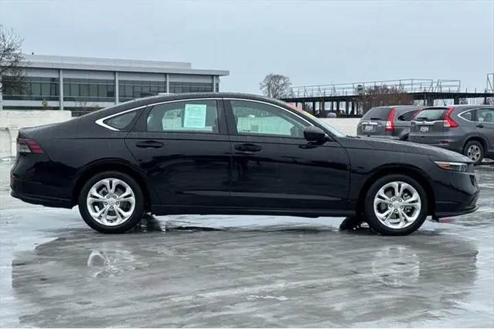 $26495 : Honda Accord 2025 LX 4dr Sed image 2