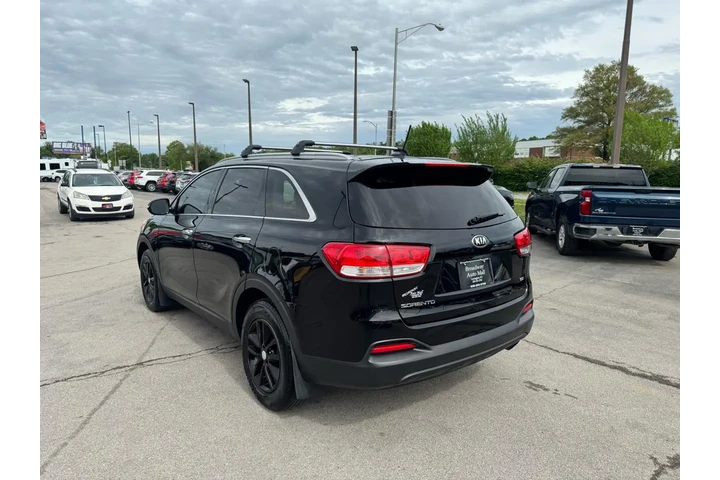 2017 Sorento LX FWD image 4