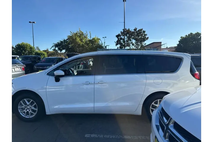 $13999 : 2017 Pacifica Touring image 4