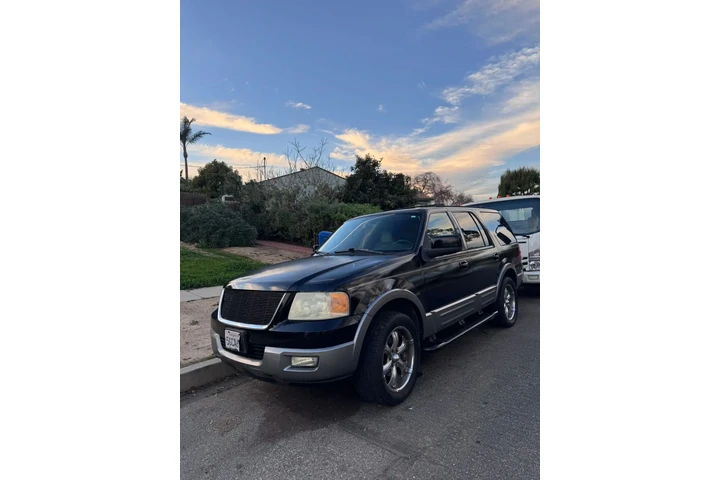 $2950 : Ford expedition 2004 (1 sueño) image 1