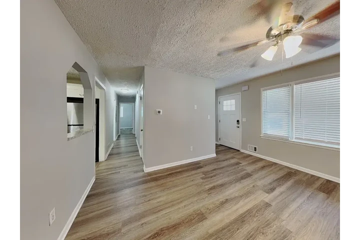 $1050 : SINGLE FAMILY HOUSE image 3