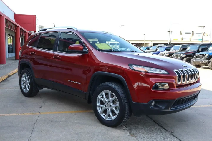 $15587 : 2017 Cherokee Latitude 4x4 image 4