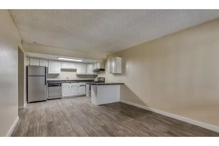 $1000 : 1Beds  Apt in Las Vegas, NV image 2