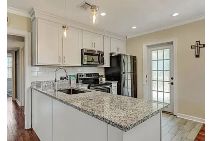 $1950 : Upgraded craftsman home for re image 6