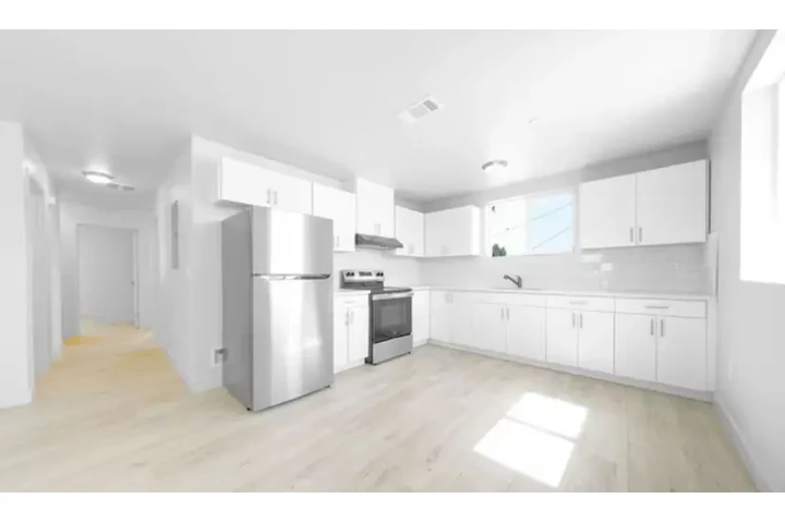 $1450 : 1Bed/1Bath Apartment in LA image 4