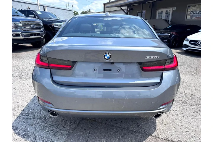 2024 BMW 3 Series 330i Sedan image 4