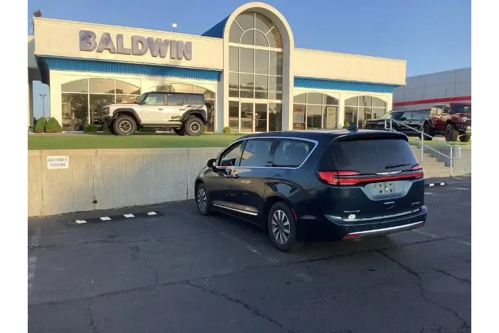 $33950 : Chrysler Pacifica Plug-In Hy image 5
