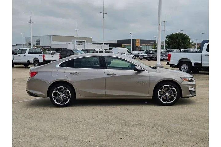 $19025 : Chevrolet Malibu 2024 LT 4dr image 2