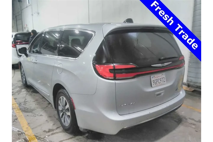 $26490 : Chrysler Pacifica Plug-In Hy image 4