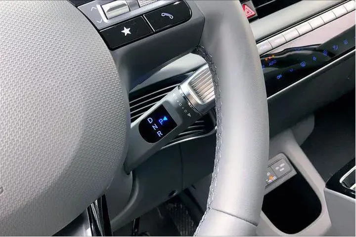 $33990 : Hyundai IONIQ 5 2025 SE 4dr image 9