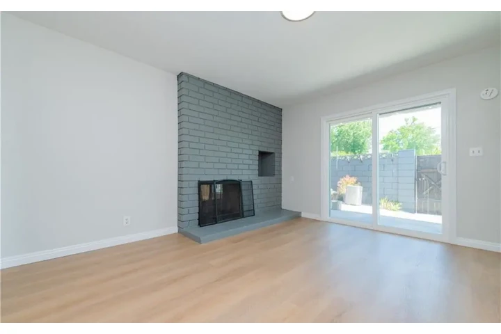 $2175 : 2 Bedroom Home in Los Angeles image 2