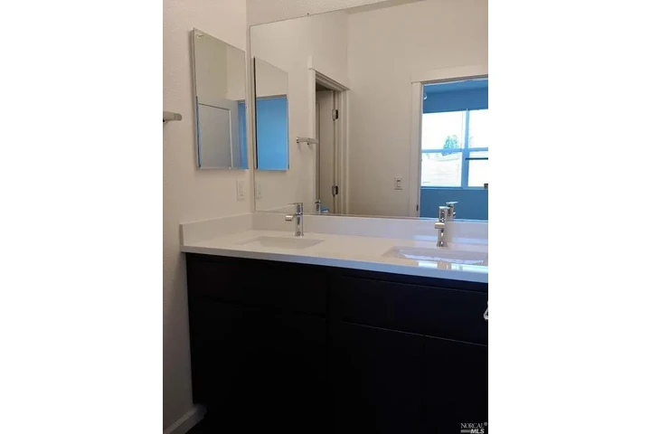 $2350 : SOUTH GATE  CASA DISPONIBLE image 4
