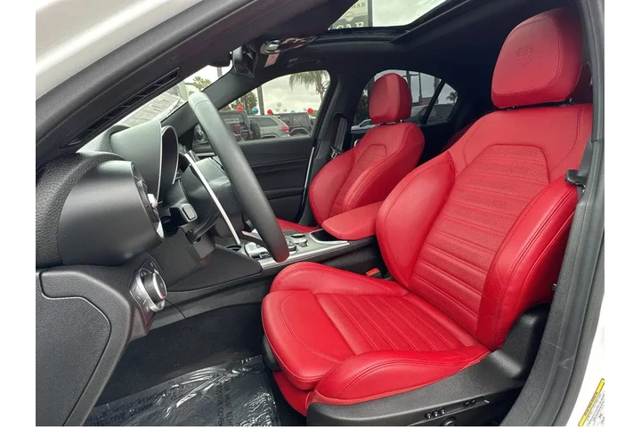 $29977 : 2023 Giulia Veloce image 9