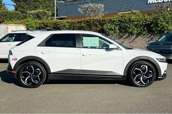 $23390 : Hyundai IONIQ 5 2024 SE 4dr image 3