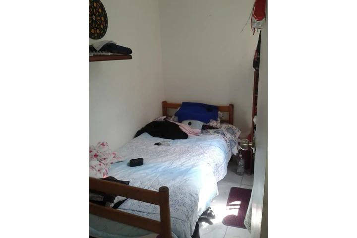 $580000 : SE ARRIENDA HABITACIÓN DAMA image 1