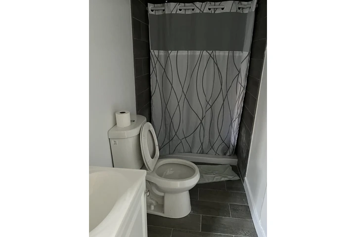 $1500 : Se renta cuarto con baño image 1