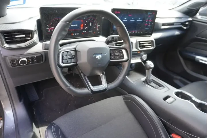 $32988 : Ford Mustang 2025 EcoBoost 2 image 8