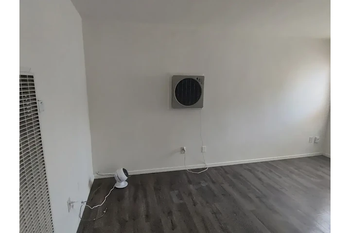 $1200 : Cozy 2-bedroom, 1-bath home wi image 5