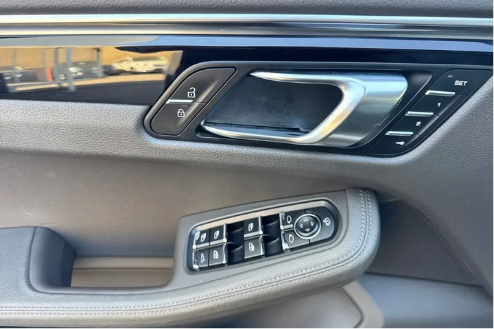 $29900 : Porsche Macan 2020 AWD 4dr S image 10