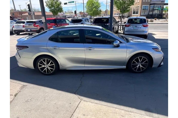 2023 Camry SE image 4
