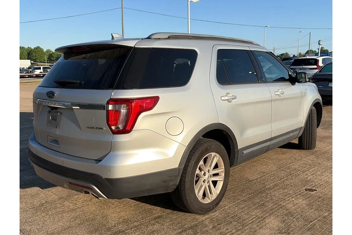 $10951 : Ford Explorer 2016 XLT 4dr S image 2