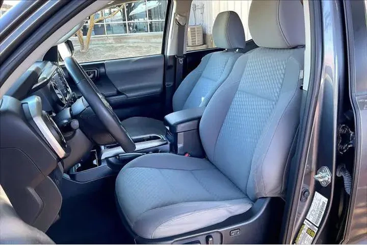 $30982 : Toyota Tacoma 2021 4x2 SR5 V image 6