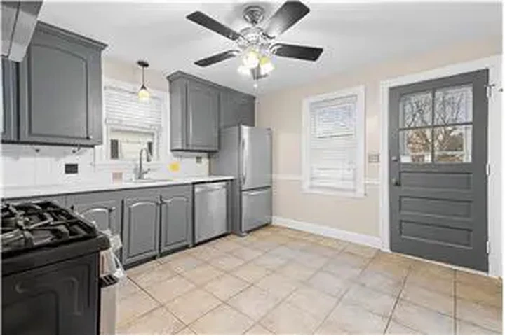 $1350 : Rental property with 2 bedro image 9