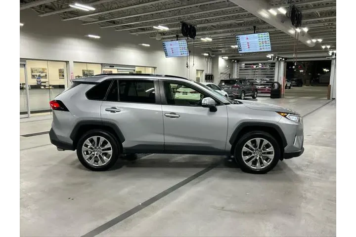 $24880 : Toyota RAV4 2020 AWD XLE Pre image 10