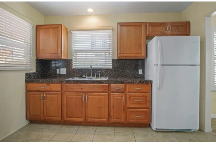 $2435 : 3 Bedroom Home in Van Ness, LA image 4