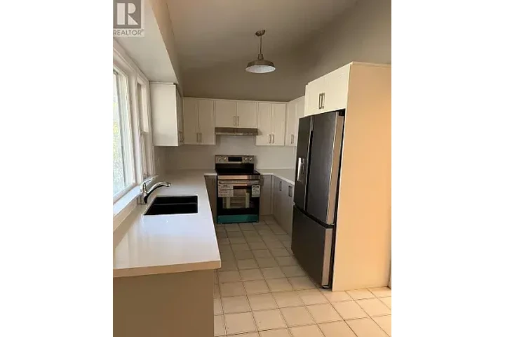 $2100 : A BEAUTIFUL 3 BED APARTMENT image 3