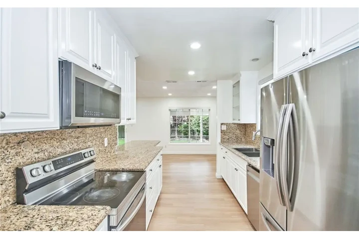 $2520 : Spacious 3Bedroom in Inglewood image 4