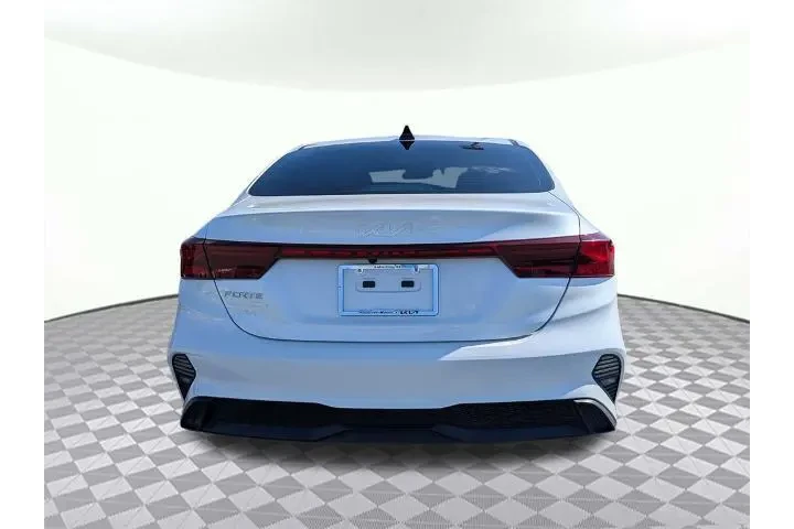 $17371 : Kia Forte 2023 LXS 4dr Sedan image 4