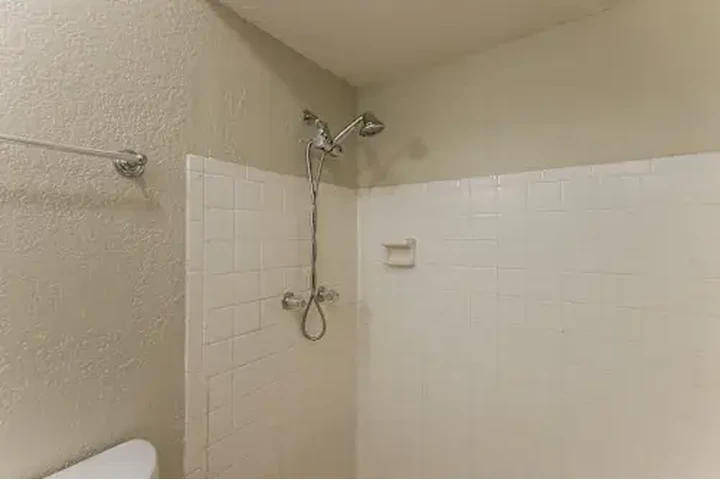 $2200 : 2 Bed 2 bath House in Miami image 7