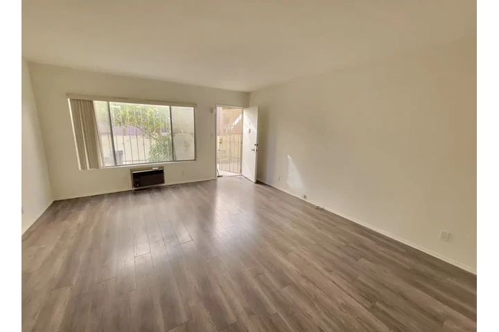 $1965 : 2 bedroom apartment in LA image 3