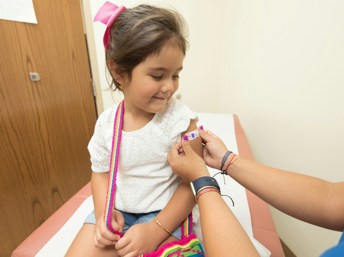 Niña vacunada