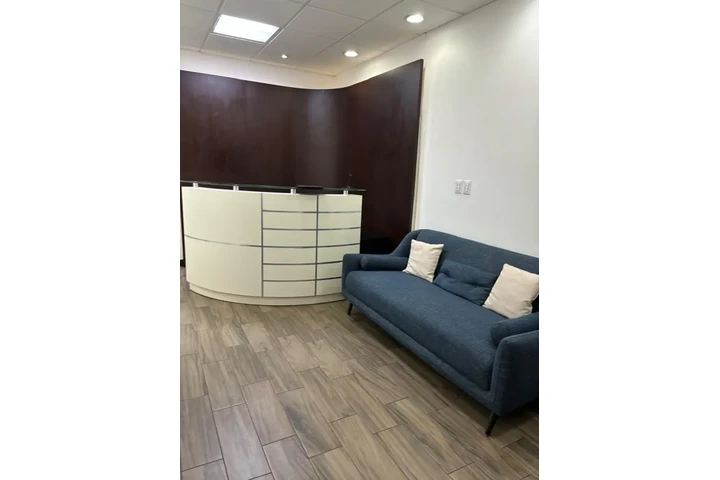 $1375 : Oficina en renta en zona 10 image 4