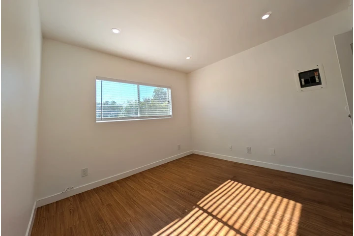 $2300 : NORTH HOLLYWOOD APT. 3 RECS. image 3