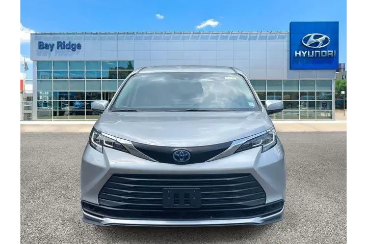 $30993 : Toyota Sienna 2022 LE 8-Pass image 2