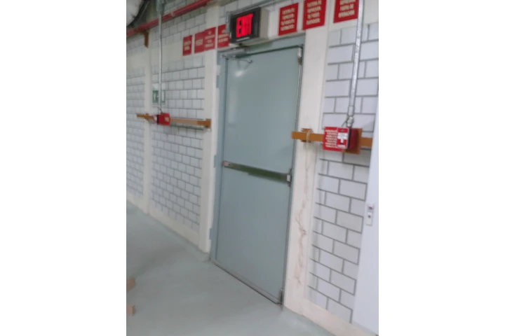 $20 : Puertas salida de emergencia image 2
