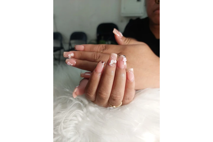 Uñas acrilicas y manicure image 2