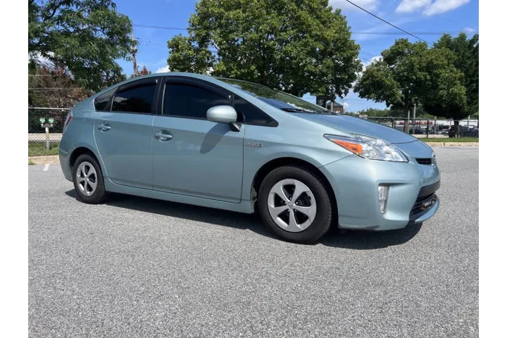 $10900 : 2014 Prius Four image 5