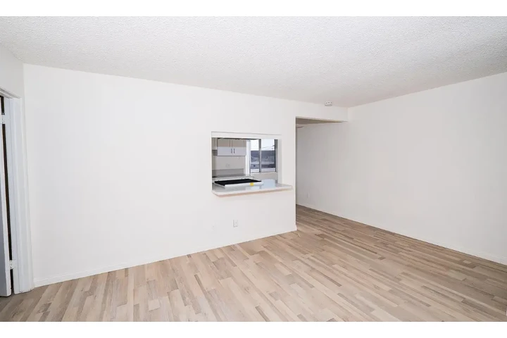 $2295 : Pioneer 2 Bd 1 Bath $2,295 image 6