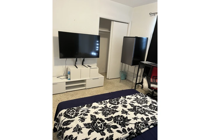 $750 : Habitación en casa de familia image 3