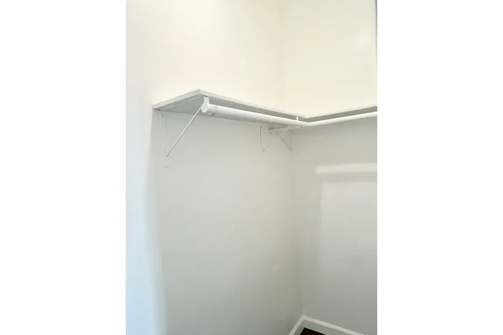 $1000 : Studio and 1-Bath image 9