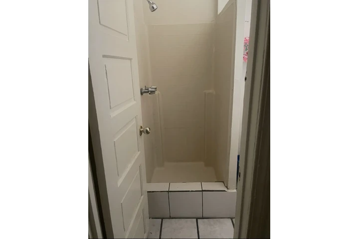 $1 : Cuarto grande de renta image 3