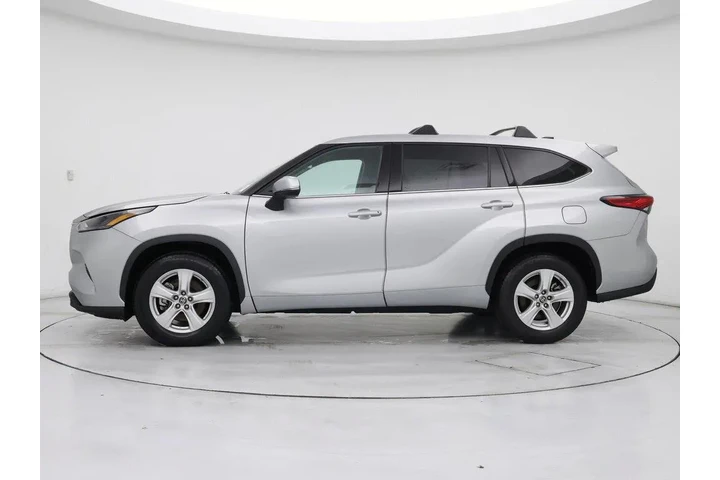 $29998 : Toyota Highlander 2022 LE 4d image 3