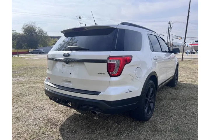 2019 Explorer XLT image 8