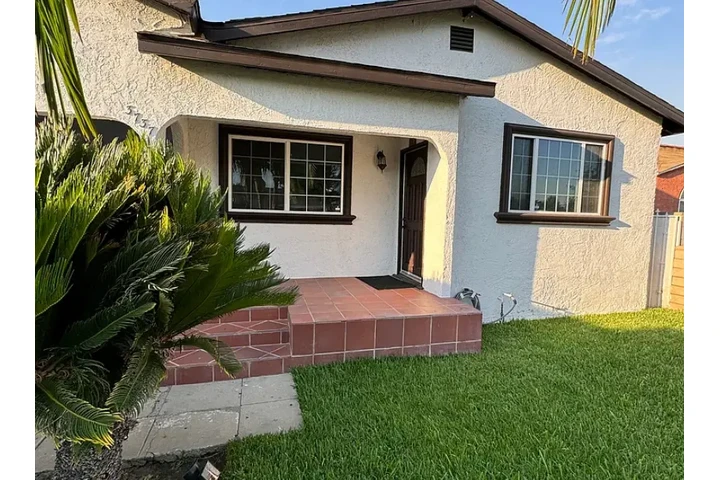 $1600 : 2 💢Beautiful casa🎄2Baths🌲 image 3